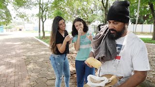 Mulheres zoam morador de rua, mas o que ele faz surpreende