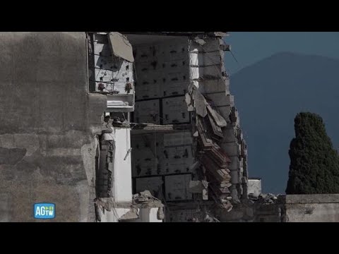 Nuovi crolli al cimitero di Poggioreale di Napoli: bare sospese nel vuoto