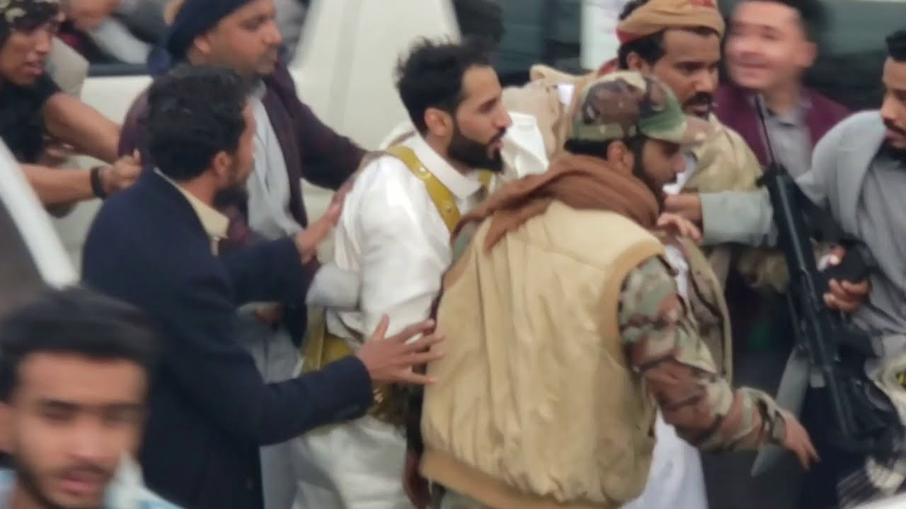 لحظة تدخل رجال الأمن لتفريق الحشود | عرس مصطفى المومري في ميدان السبعين