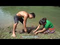 Primitive Life - Smart Girl Solo Build Fish Trap Catch Big Fish - Dig Mud Hole Maze Trap