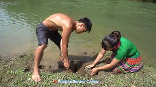 Primitive Life - Smart Girl Solo Build Fish Trap Catch Big Fish - Dig Mud Hole Maze Trap