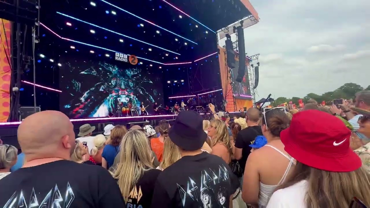  ANASTASIA & RYLAN - “LEFT OUTSIDE ALONE” Radio 2 In The Park 2025