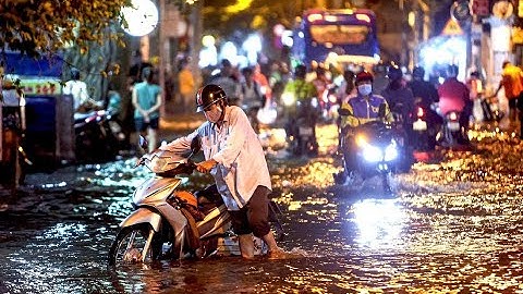 TPHCM: Triều cường lập đỉnh, đường biến thành sông, người dân vất vả chống chọi