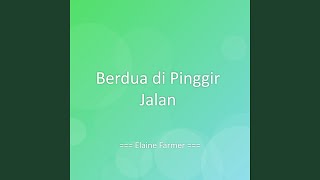 Berdua di Pinggir Jalan