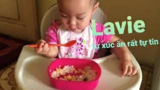 Lavie 14 tháng tuổi biết xúc thìa ăn ngon lành ? Ăm dặm blw