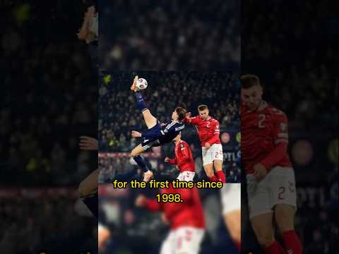 سكوت مكتوميناي يسجل هدف ا من ركلة مقصية لصالح اسكتلندا في مباراة حاسمة في تصفيات كأس العالم كرة