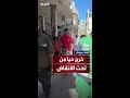 رجال الدفاع المدني ينقذون طفلا عالقا تحت الأنقاض بعد غارة جوية إسرائيلية على مخيم الشاطئ 