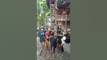 latihan teater "Bedol Desa di komunitas Celah Celah Langit.