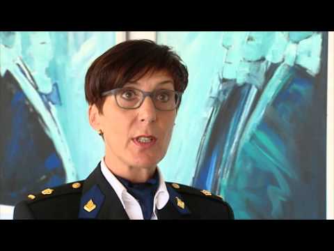 Video: Politieagenten En Ballerina's