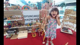 Agora Alişveri̇ş Merkezi̇nde Eli̇f Ayakkabi Seçi̇yor. Haşi̇m Ustanın El Emekleri̇