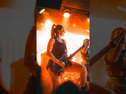 Bouncing into the new week with some bouncy riffs from Izzy of @conquerdividemusic! 🎸