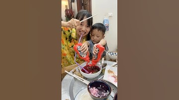 Tội nghiệp mẹ khờ bị pipi đổ 2 chai tương ớt vào bắt canh cay quá #shortvideo