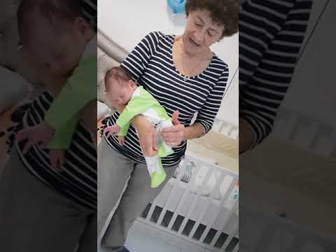 Video: Kako Položiti Novorođenče