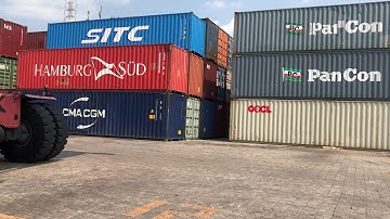 Xe cẩu nâng hạ Container tại bãi kiểm hoá của Cảng Cát Lái