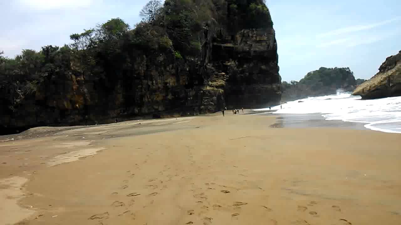 Bermain Ombak Di Pantai Jebring Blitar Selatan Jawa Timur