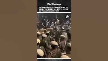 Protesters Break Barricades to Reach Gate No. 2 of UPPSC and Continue Protest