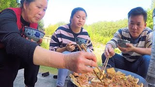 【鑫哥】这道菜是在桂林学来的，一大锅铁板豆腐，全家都夸好吃