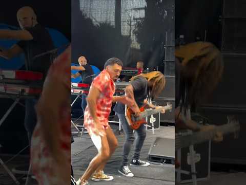 Tirullipa dançando no palco do Bell Marques