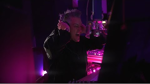 Richard Patrick of Filter unboxing “The Algorithm” KiTalbum