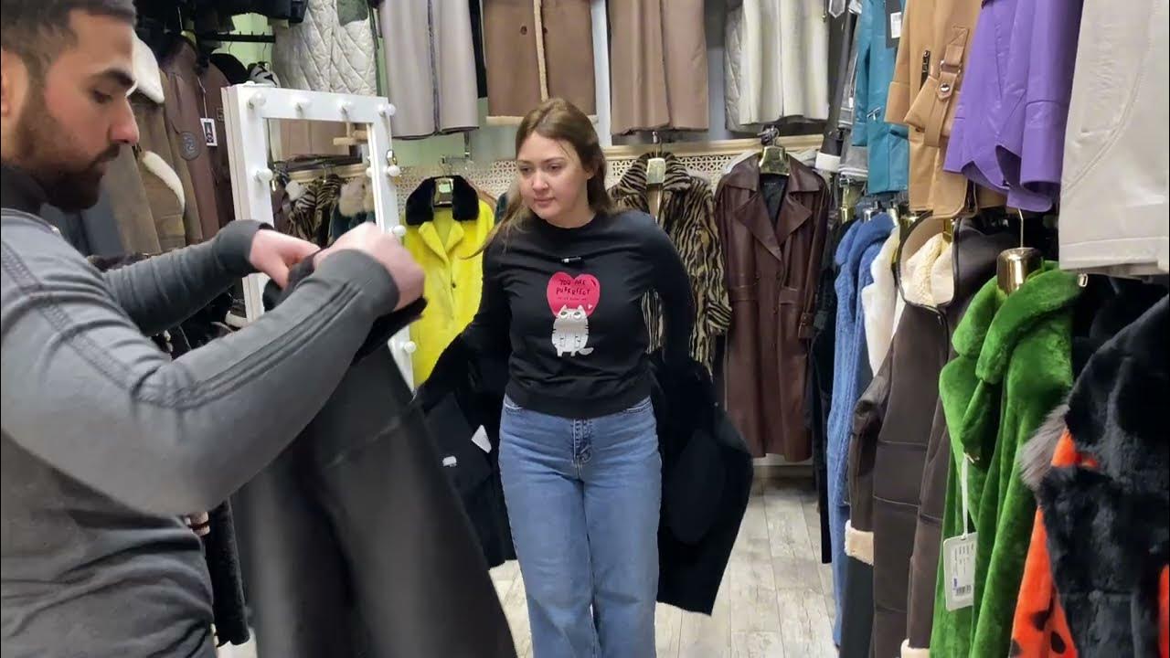 девушка в красном. стильная девушка. ютуб женская одежда. покупатели в магазине одежды. красивая элегантная женщина.