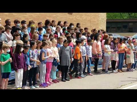Menyanyikan Lagu Burung Kakak Tua Bersama Seluruh teman-teman Shorewood Hills Elementary School