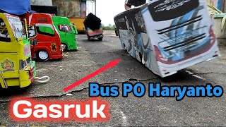 Kejar Kejaran Bus PO Haryanto dan Truk Sambil OLENG versi miniatur truk kardus