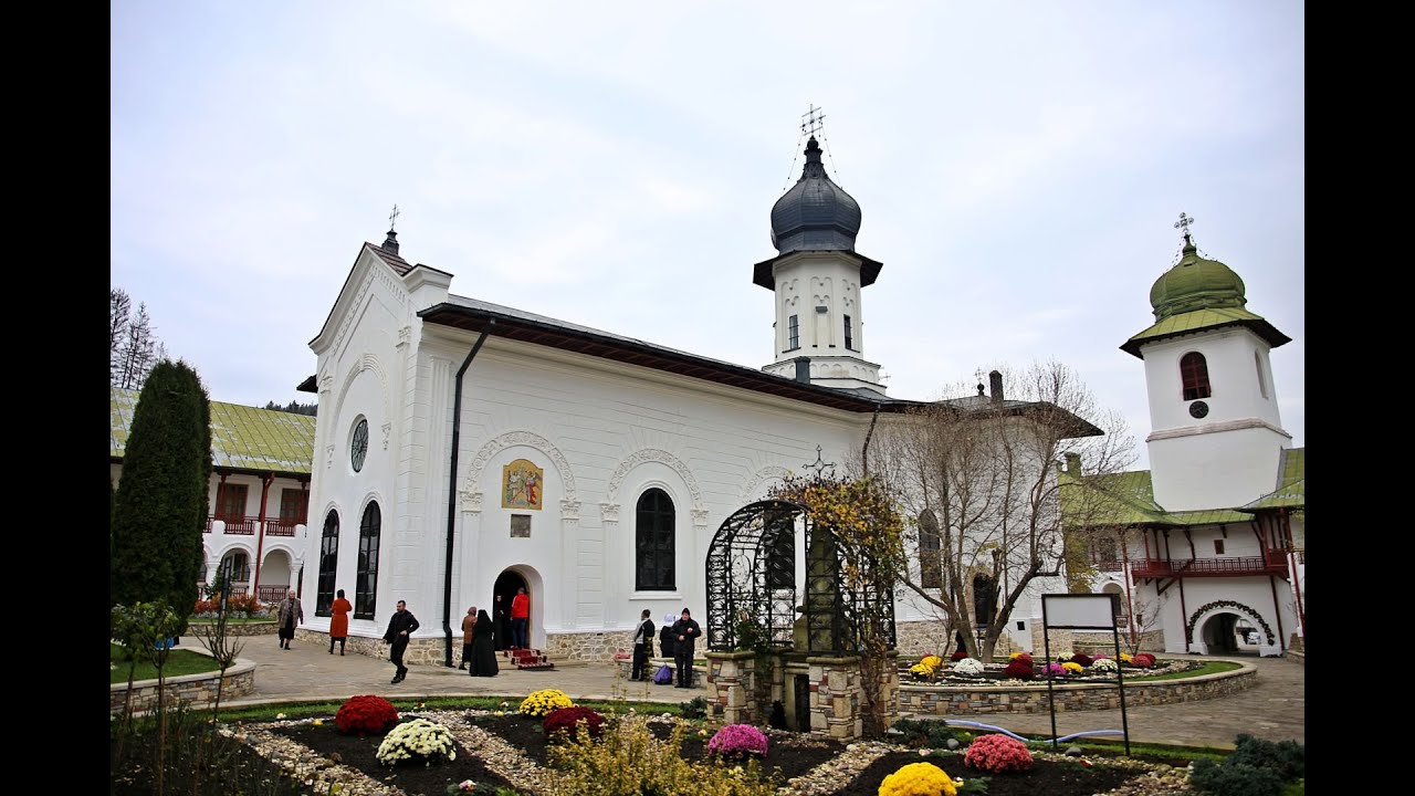 Mănăstirea Agapia în haine de sărbătoare, de ziua Sfinților Arhangheli Mihail și Gavriil