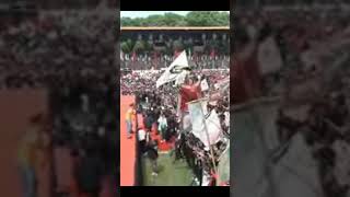 di setiap konser bendera Slank,oi Iwan fals selalu berkibar fans fanatik di setiap generasi