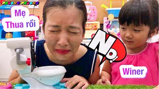 Toilet trouble game, who will eat Hubba Bubba candy?
