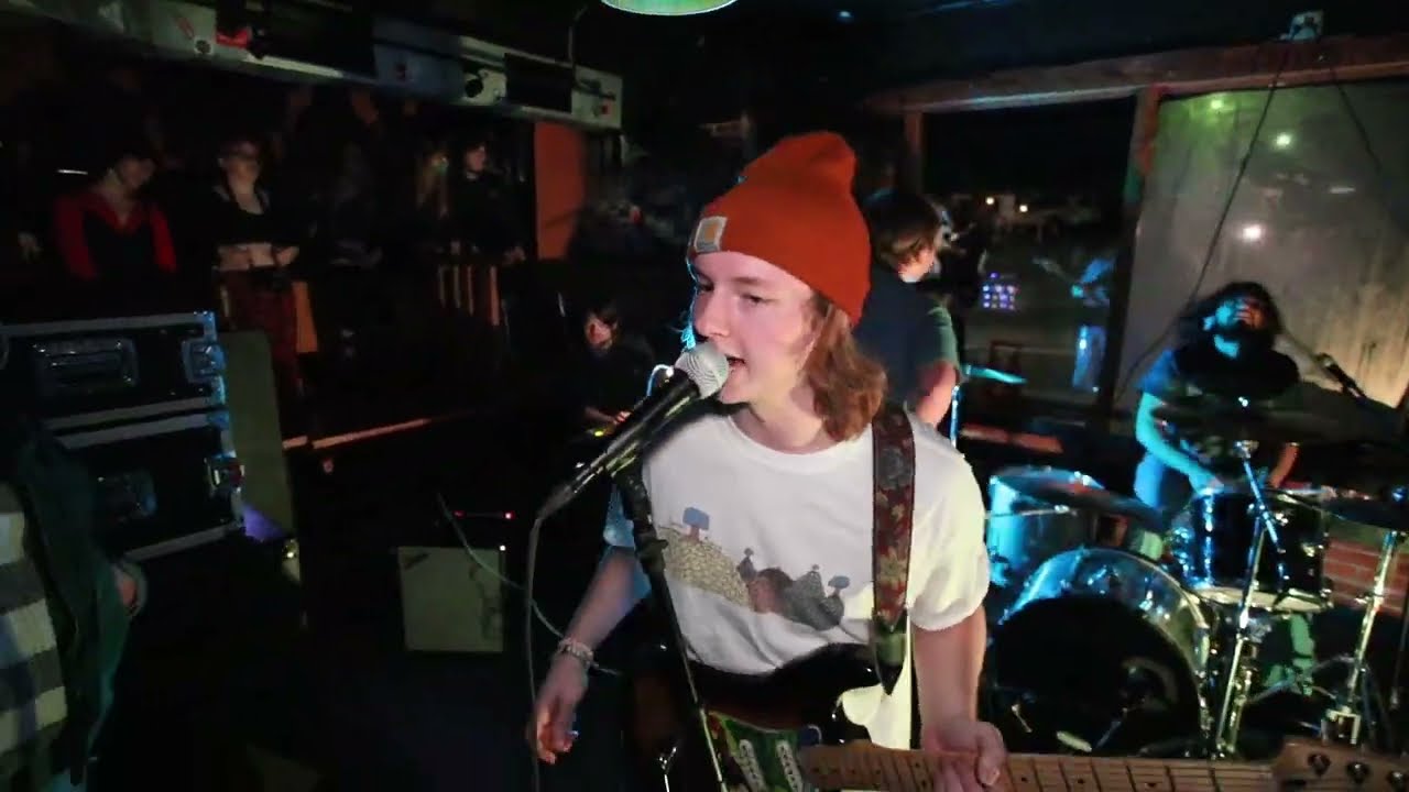 Guarda Karen (partial)/Bang! Juniper Avenue Live at Black Cat Burrito su YouTube Guarda Karen (partial)/Bang! Juniper Avenue Live at Black Cat Burrito su YouTube