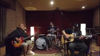 Download lagu NTRL - Menyendiri (Versi Akustik)