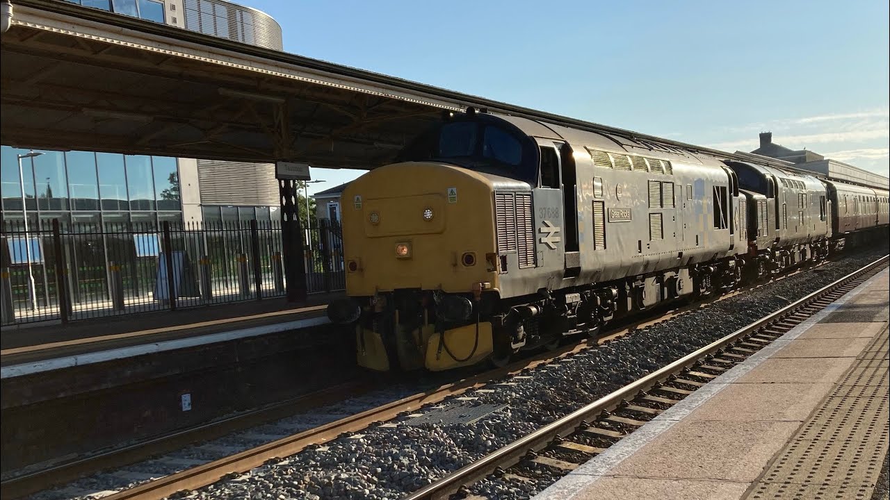 37688 great Rocks and D6817 on it’s return - YouTube