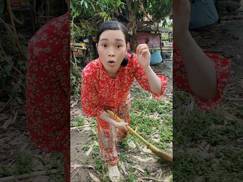#clowntieumuoi So Funny 😂🤣 The girl picked a mango and got stuck in the oak tree, so funny #funny