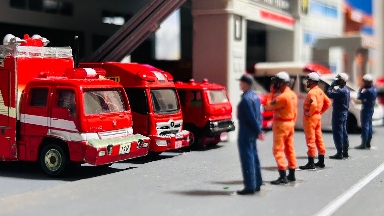 【密着】トラック交通事故　消防車出動　事故多発【働く車】 patrol tomica Ambulance minicar hot wheels anemergency stop motion