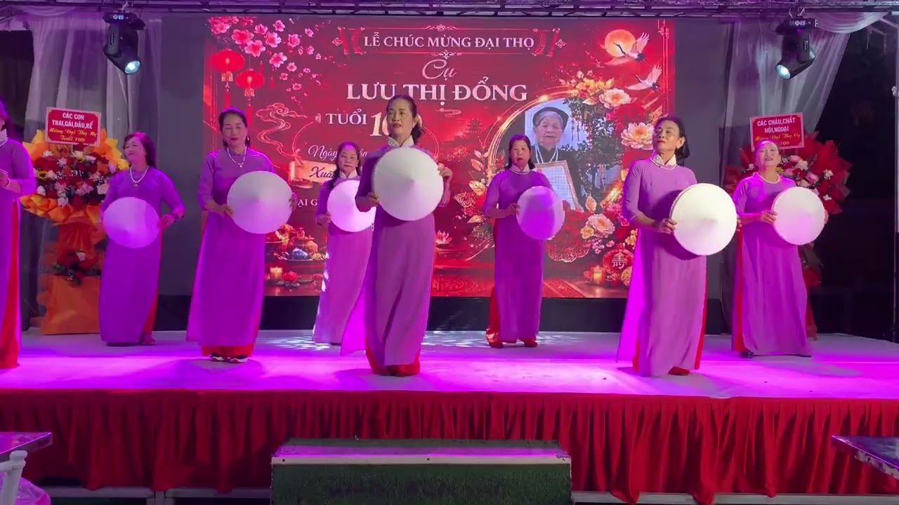 Múa quê hương tình mẹ nghĩa cha mừng thọ cụ Lê 100 tuổi 