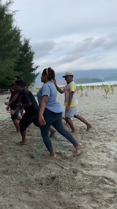 Goyang aster Papua ♥️ populer di pantai indah #viral_titok