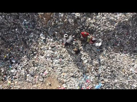 مخيمات الدانا ومعرة مصرين يعتمدون على مكبات النفايات في تأمين مواد للتدفئة