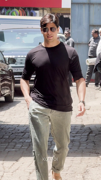 Download lagu Handsome Munda Sidharth Malhotra spotted in the city looking uper clean and charming! ❤️🔥