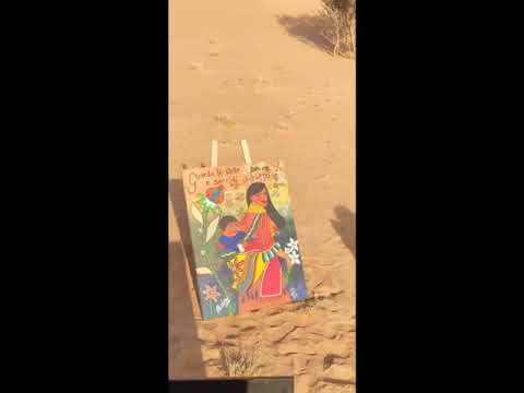 Exposición de Paola Moscatelli en el desierto de Emiratos Árabes