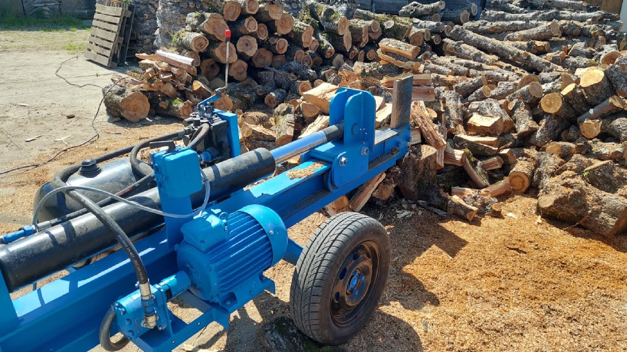 Łupanie drewna po naszemu - Madzia pomaga w pracy - Drewno na paletach