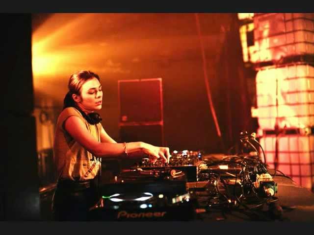 Obejrzyj Sascha Funke vs. Nina Kraviz - Moses w YouTube Obejrzyj Sascha Funke vs. Nina Kraviz - Moses w YouTube