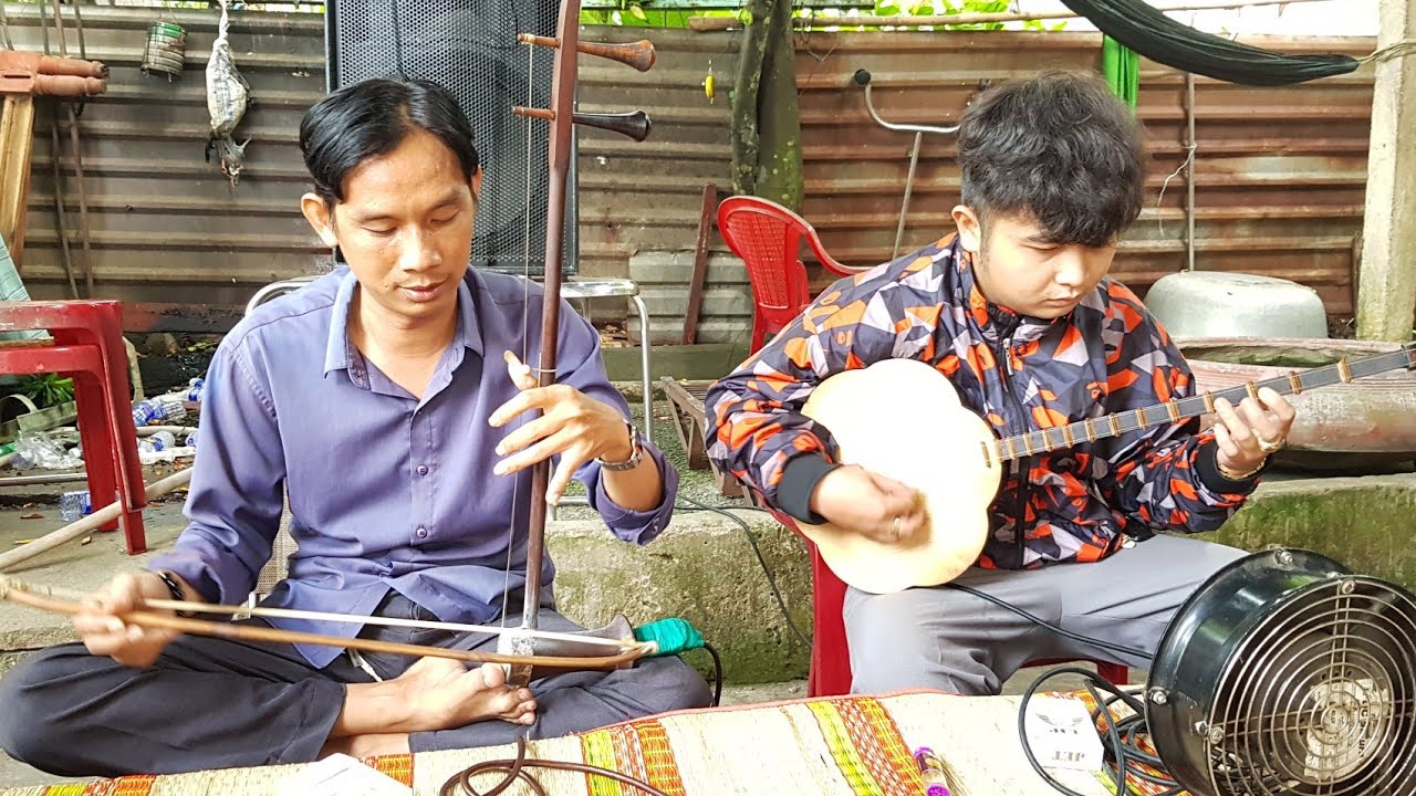 Đàn cò và sến phối hợp quá ăn ý bài đoạn khúc và vọng kim lang..Hòa tấu cùng với guitar Hoàng Bé