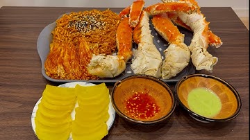 Chân cua hoàng đế, mì cay Hàn quốc kèm nấm kim châm sốt cay. Món ăn toàn màu đỏ, hi vọng đỏ cả năm