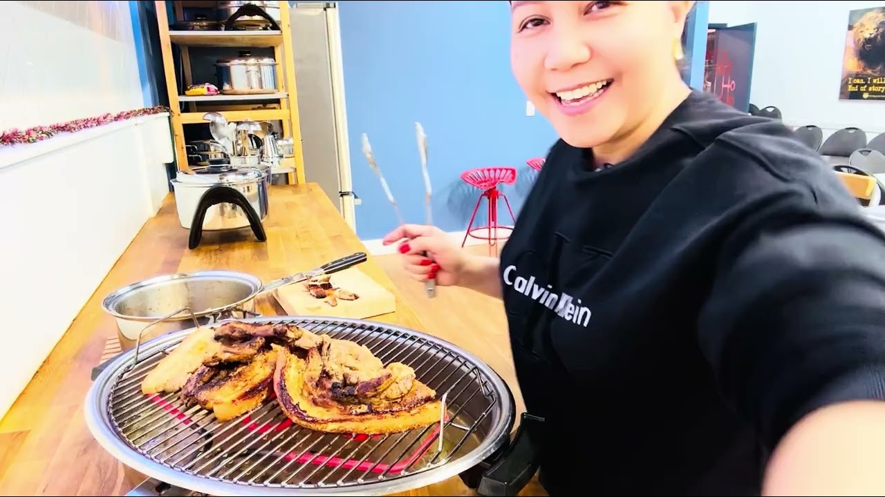 Let's grill using the Saladmaster smokeless grill. 