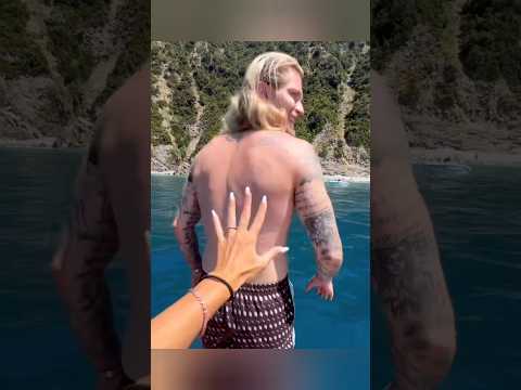 DILETTA LEOTTA Tenta Di Buttare LORIS KARIUS In Acqua Ad Ibiza 