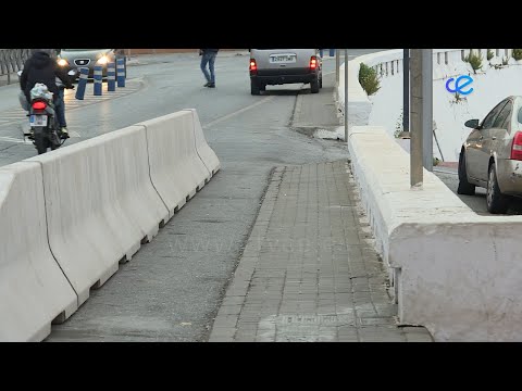 Vecinos de la Almadraba denuncian la construcción de bolardos realizada por Carreteras