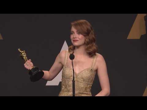 Video: Si Emma Stone ay naghahanda para sa kasal