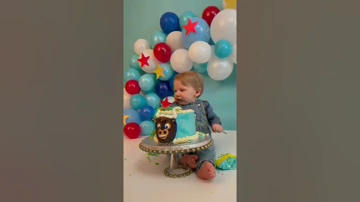 Cake Smash photo session with blue balloon and red stars theme