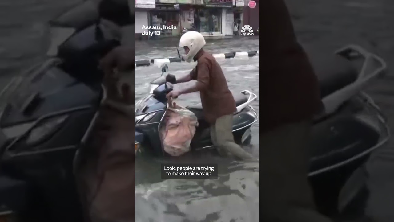 Heavy rain triggers flash floods in India Heavy rain triggers flash floods in India