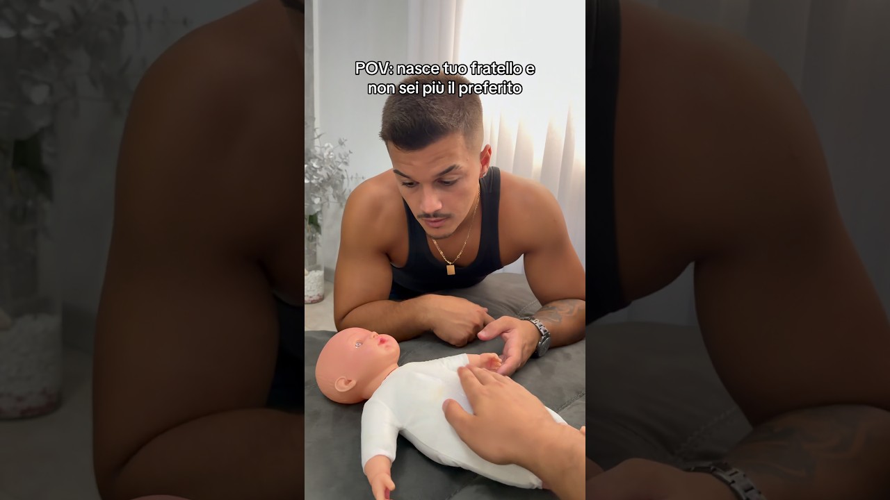 NASCE TUO FRATELLO E NON SEI PIÙ IL PREFERITO!😂#ironia#comicità#fratello#sorella#genitori#shorts